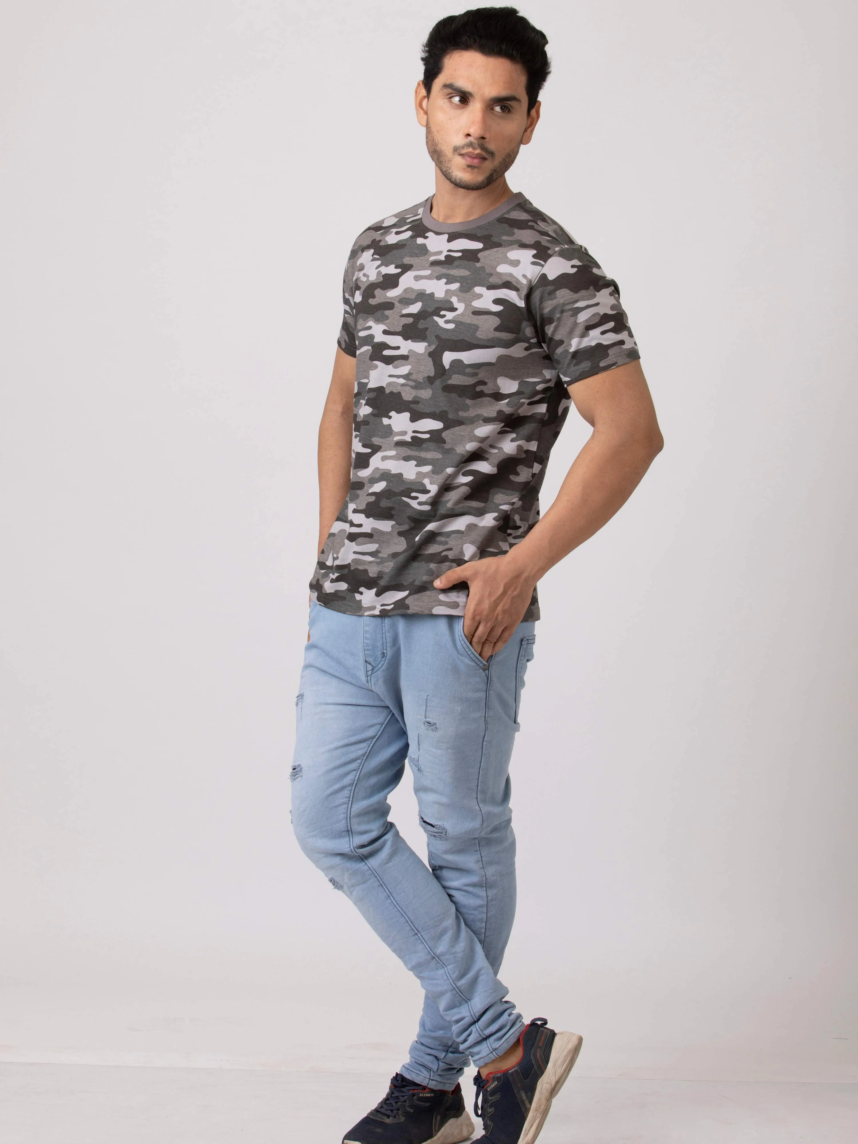 Stealthy Military Camouflage  Men's Cotton round neck T-Shirt